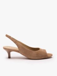 Jasnobrązowe czółenka slingback. Brązowe czółenka damskie Ryłko, bez wzorów, ze skóry, eleganckie, z okrągłym noskiem, bez obcasa, na obcasie, bez zapięcia. Za 379.99 zł.