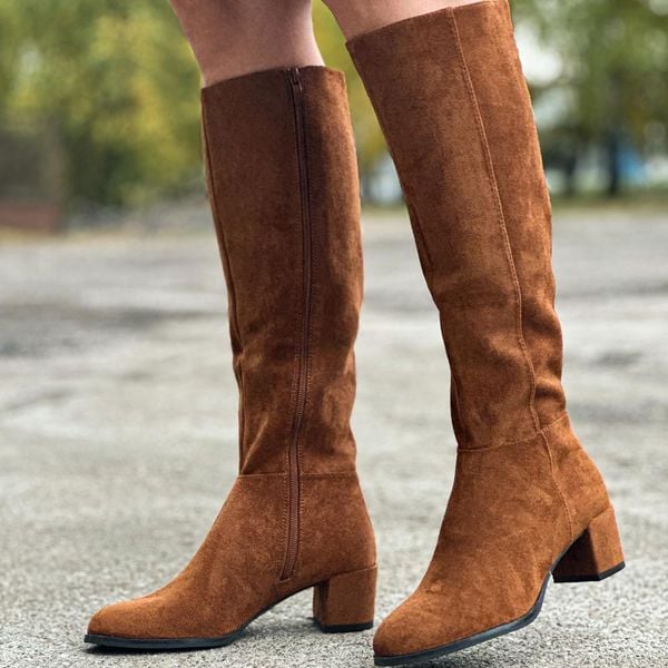 Camelowe kozaki damskie Sergio Leone Kz273 Mic. Brązowe kozaki damskie Sergio Leone, bez wzorów, z zamszu, bez obcasa, na słupku, bez zapięcia. Za 239.00 zł.