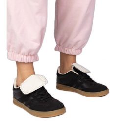 Czarne sneakersy trampki damskie sportowe. Czarne trampki i tenisówki damskie bez wzorów, z syntetyku, przed kostkę, bez zapięcia. Za 84.03 zł.
