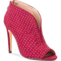 Szpilki MENBUR - 09863 Cherry 0077. Czerwone kozaki damskie Menbur, z aplikacjami, z materiału, bez obcasa, na obcasie, bez zapięcia. W wyprzedaży za 219.00 zł.