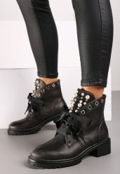 Srebrne Botki z Językiem Ozdobionym Perełkami i Cyrkoniami Jovirra. Szare botki damskie Born2be, z aplikacjami, z jeansu, eleganckie, bez obcasa, na płaskiej podeszwie, bez zapięcia. Za 129.99 zł.