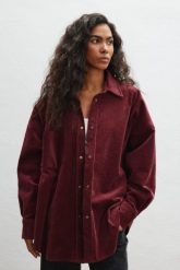 Sztruksowa koszula typu oversize w kolorze BURGUNDY - GARNET-M/L. Czerwone koszule damskie Marsala, l, bez wzorów, z bawełny, klasyczne, bez kołnierzyka, bez ramiączek. Za 459.90 zł.