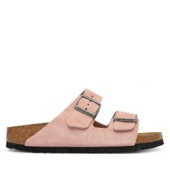 Klapki Birkenstock. Czerwone klapki damskie Birkenstock, bez wzorów, bez obcasa, bez zapięcia. Za 509.99 zł.