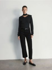 Jeansy straight z krótszą nogawką - czarny. Czarne jeansy damskie Reserved, bez wzorów, z bawełny, krótkie. Za 129.99 zł.