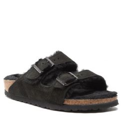 Klapki Birkenstock. Czarne klapki damskie Birkenstock, bez wzorów, bez obcasa, bez zapięcia. Za 549.99 zł.