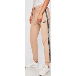 Adidas Originals - Spodnie. Brązowe spodnie materiałowe damskie adidas Originals, bez wzorów, z bawełny, casualowe. Za 229.90 zł.