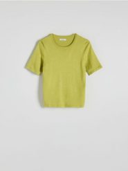 Sweter z krótkim rękawem - zielony. Zielone swetry nierozpinane damskie Reserved, l, bez wzorów, z wiskozy, bez kołnierzyka, bez ramiączek. W wyprzedaży za 39.99 zł.