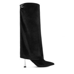 Kozaki Juicy Couture. Czarne kozaki damskie Juicy Couture, bez wzorów, bez obcasa, na szpilce, bez zapięcia. Za 459.99 zł.