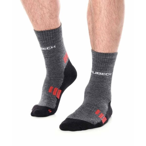 Skarpety męskie Brubeck Trekking Light. Czerwone skarpety męskie Brubeck, bez wzorów, z elastanu. Za 53.99 zł.