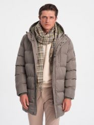 Długa zimowa kurtka męska pikowana o satynowym wykończeniu - khaki V1 OM-JALJ-0147 - XXL. Brązowe kurtki męskie Ombre Clothing, na zimę, m, bez wzorów, z satyny, bez kaptura. W wyprzedaży za 139.99 zł.