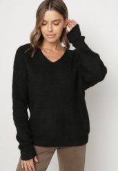 Czarny Sweter z Dodatkiem Wełny i Trójkątnym Dekoltem Esmina. Czarne swetry nierozpinane damskie Born2be, l, bez wzorów, z wełny, eleganckie, bez kołnierzyka, bez ramiączek. Za 99.99 zł.