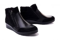 COMFORTABEL 990224-01 schwarz, botki damskie. Czarne botki damskie Comfortabel, na zimę, bez wzorów, bez obcasa, na koturnie, bez zapięcia. Za 404.90 zł.
