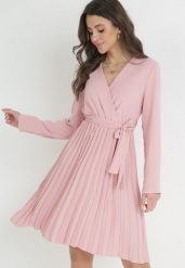 Ciemnoróżowa Sukienka Plisowana z Kopertowym Dekoltem i Paskiem Minesia. Czerwone sukienki damskie Born2be, m, bez wzorów, z materiału, eleganckie, bez kołnierzyka, bez ramiączek, mini, kopertowe. Za 84.99 zł.