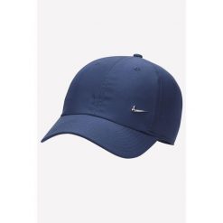 Czapka z daszkiem Nike Dri-Fit Club Unstructured Metal Swoosh. Niebieskie czapki damskie Nike, bez wzorów, sportowe. Za 109.99 zł.