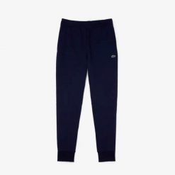 Spodnie Lacoste slim fit z organicznej bawełny granatowe. Niebieskie spodnie materiałowe męskie Lacoste, bez wzorów, z bawełny. W wyprzedaży za 275.25 zł.