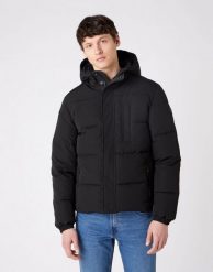 KURTKA MĘSKA PUCHOWA WRANGLER THE BODYGUARD BLACK W4C8WW100 112129105. Czarne kurtki męskie Wrangler, na zimę, m, bez wzorów, z puchu, bez kaptura. Za 359.99 zł.