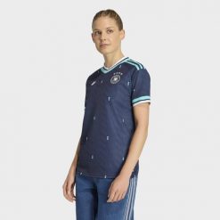 Koszulka wyjazdowa Niemcy 26. Niebieskie bluzki damskie Adidas, bez wzorów, sportowe, bez kołnierzyka, bez ramiączek. Za 439.00 zł.