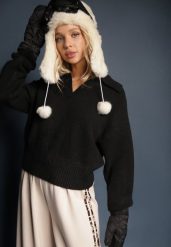 Czarny Krótki Sweter z Trójkątnym Dekoltem Ozdobiony Kołnierzykiem Savalin. Czarne swetry nierozpinane damskie Renee, uniwersalny, bez wzorów, z bawełny, casualowe, bez kołnierzyka, bez ramiączek. Za 139.99 zł.