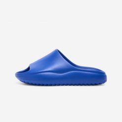 Klapki Unisex Slide. Niebieskie klapki damskie Decathlon, bez wzorów, bez zapięcia. Za 119.99 zł.