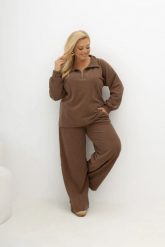 Oversizowy prążkowany komplet z bluzą i spodniami Good Day Ahead w kolorze kakao/ciepły brąz Plus Size Oversize. Białe bluzy damskie Moda Size Plus Iwanek, l, bez wzorów, z dzianiny, biznesowe, bez ramiączek, bez kaptura. Za 419.90 zł.