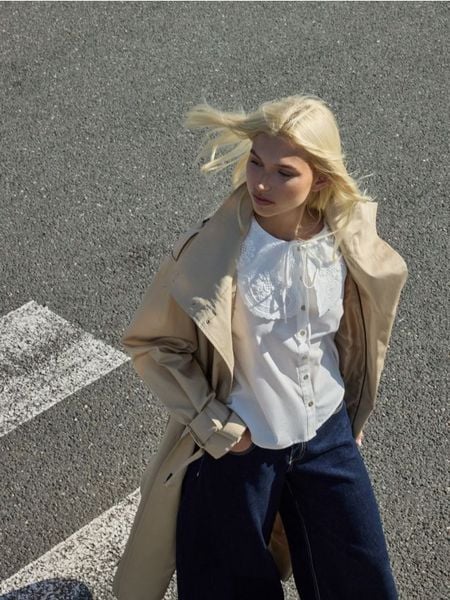 Koszula z ozdobnym kołnierzem - biały. Białe koszule damskie Reserved, l, bez wzorów, z bawełny, bez kołnierzyka, bez ramiączek. Za 139.99 zł.