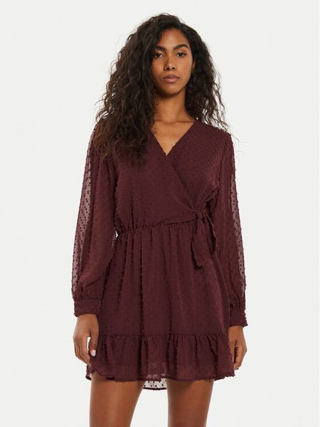 ONLY Sukienka codzienna Tiva 15224789 Bordowy Regular Fit. Czerwone sukienki damskie ONLY, na co dzień, xs, bez wzorów, z syntetyku, bez kołnierzyka, bez ramiączek, proste. Za 119.99 zł.