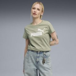 Damska koszulka z logo ESS No. 1 PUMA Lux Army Green. Zielone bluzki damskie Puma, bez wzorów, sportowe, bez kołnierzyka, bez ramiączek. Za 99.00 zł.