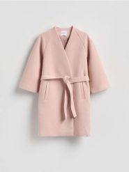 Płaszcz z paskiem - pastelowy róż. Czerwone płaszcze damskie Reserved, l, bez wzorów, z tkaniny, bez kołnierzyka, bez kaptura. Za 329.99 zł.