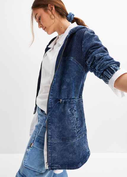 Lekka kurtka dżinsowa. Niebieskie kurtki damskie bonprix, bez wzorów, z kapturem. Za 229.99 zł.
