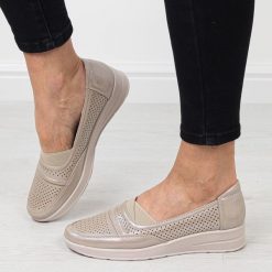 Beżowe półbuty damskie na koturnie comfort Jezzi Unisoft 5775. Brązowe półbuty damskie Jezzi, bez wzorów, ze skóry, bez obcasa, na koturnie, bez zapięcia. Za 129.00 zł.