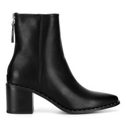 Botki DeeZee. Czarne botki damskie DeeZee, bez wzorów, bez obcasa, na słupku, bez zapięcia. Za 179.99 zł.