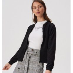 Strukturalna bluza bomber - Czarny. Czarne bluzy damskie Sinsay, l, bez wzorów, bez ramiączek, bez kaptura. Za 49.99 zł.