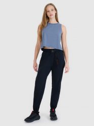 4F Spodnie casual damskie - czarne L. Czarne spodnie materiałowe damskie 4F, bez wzorów, z materiału, casualowe. W wyprzedaży za 139.99 zł.