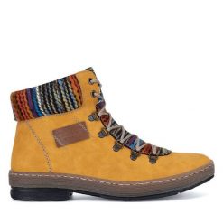 Trzewiki Rieker. Żółte botki damskie Rieker, bez wzorów, bez obcasa, na płaskiej podeszwie, bez zapięcia. Za 259.99 zł.