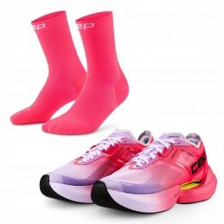 Zestaw biegacza: damskie buty sportowe i skarpety biegowe. Czerwone obuwie sportowe damskie CEP, bez wzorów, bez zapięcia. Za 907.20 zł.