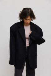 Bawełniana marynarka typu oversize w kolorze BLACK - EPERNAY-UNI. Czarne marynarki i żakiety damskie Marsala, bez wzorów, z bawełny, eleganckie, bez kołnierzyka, bez ramiączek. Za 1,499.90 zł.