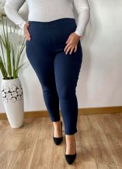 Granatowe spodnie chinosy Nina z zamkami 7/8 PLUS SIZE XXL. Spodnie materiałowe damskie Nasi partnerzy, bez wzorów, z elastanu, biznesowe, plus size, krótkie. Za 159.90 zł.