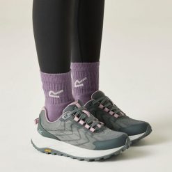 Damskie buty typu cruise. Niebieskie obuwie trekkingowe damskie Regatta, z dzianiny, bez zapięcia. Za 379.99 zł.