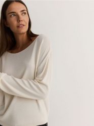 Sweter z wiskozą - kremowy. Białe swetry nierozpinane damskie Reserved, l, bez wzorów, z dzianiny, bez kołnierzyka, bez ramiączek. W wyprzedaży za 59.99 zł.