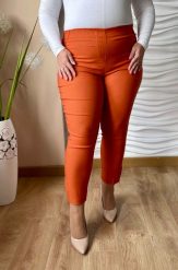 Spodnie chinosy Nina z zamkami 7/8 w odcieniach pomarańczu PLUS SIZE XXL. Spodnie materiałowe damskie Nasi partnerzy, bez wzorów, z elastanu, biznesowe, plus size, krótkie. Za 159.90 zł.