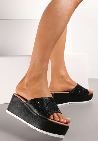 Czarne Klapki na Koturnie z Ozdobnym Paskiem z Cyrkoniami i Perforacją Berre. Czarne klapki damskie Renee, bez wzorów, bez obcasa, na koturnie, bez zapięcia. Za 59.99 zł.