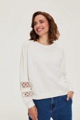 Bluza z ozdobymi rękawami biała. Białe bluzy damskie MOODO, l, bez wzorów, z bawełny, bez ramiączek, bez kaptura. Za 129.99 zł.