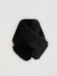 Szalik ze sztucznego futra - czarny. Czarne szaliki damskie Reserved, bez wzorów. Za 89.99 zł.