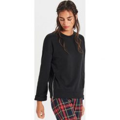 Gładka bluza z zamkami - Czarny. Czarne bluzy damskie Cropp, l, bez wzorów, bez ramiączek, bez kaptura. Za 69.99 zł.