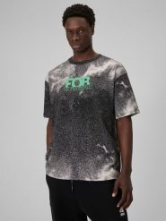 4F T-shirt loose z nadrukiem męski - czarny L. Czarne t-shirty męskie 4F, l, bez wzorów, z materiału, bez kołnierzyka, bez ramiączek. Za 79.99 zł.