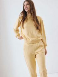 Gładka bluza z bawełną - kremowy. Białe bluzy damskie Reserved, l, bez wzorów, z bawełny, bez ramiączek, bez kaptura. W wyprzedaży za 39.99 zł.