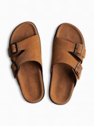 Klapki męskie z naturalnego zamszu z regulacją na klamry - camel V3 - Rozmiar: 45. Brązowe klapki męskie Ombre Clothing, bez wzorów, z gumy, bez zapięcia. W wyprzedaży za 329.99 zł.