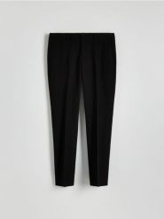 Garniturowe spodnie slim fit - czarny. Czarne garnitury męskie Reserved, bez wzorów, z tkaniny. W wyprzedaży za 99.99 zł.