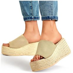 Klapki espadryle na wysokiej koturnie ze złotą nitką złoty. Żółte klapki damskie bez wzorów, casualowe, bez obcasa, na koturnie, bez zapięcia. Za 231.50 zł.