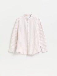 Bawełniana koszula regular fit - kremowy. Białe koszule męskie Reserved, l, bez wzorów, z bawełny, bez kołnierzyka, bez ramiączek. Za 119.99 zł.